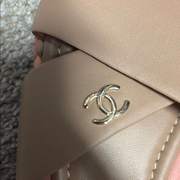 Chanel Tan Cross-Strap Sandals with Minimalist Design - Picture 4 of 10